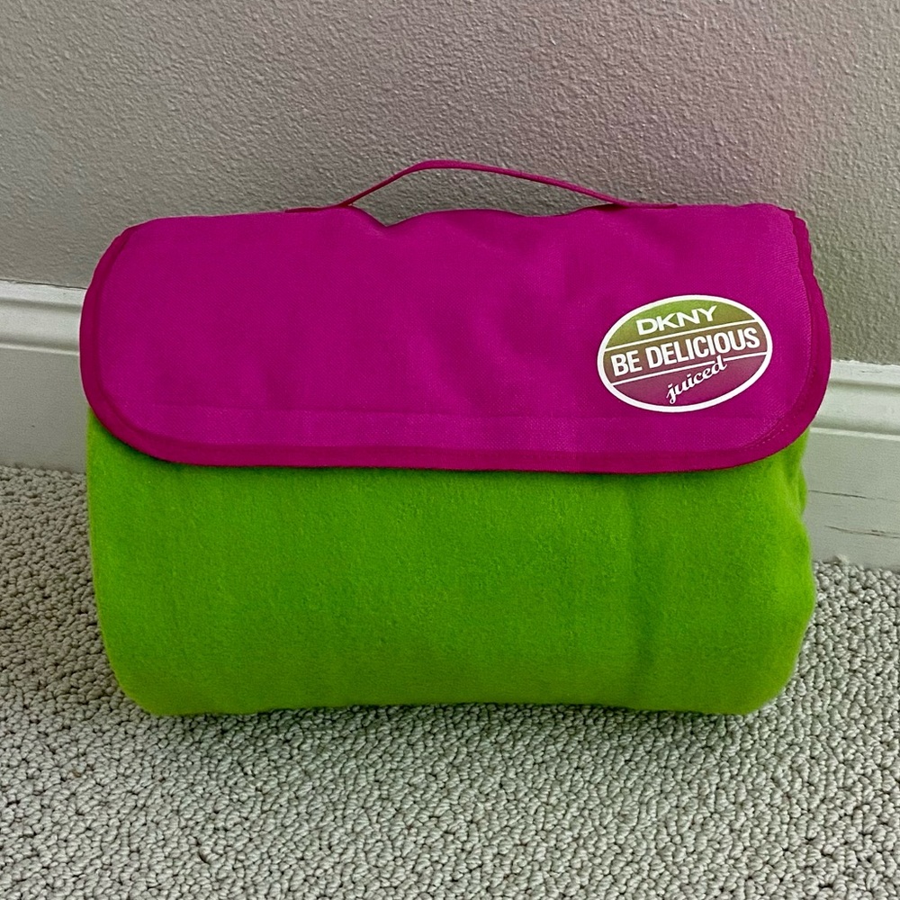 DKNY “Be Delicious” Throw Blanket - Picture 2 of 10